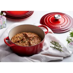 Cocotte fonte rond 26 cm cerise Le Creuset