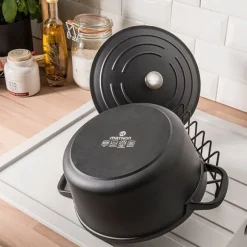 Cocotte légère ronde en fonte d'aluminium 24 cm 4,5 L coloris noir Mathon