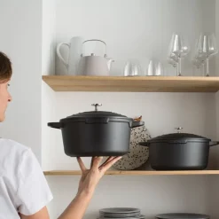Cocotte légère ronde en fonte d'aluminium 24 cm 4,5 L coloris noir Mathon