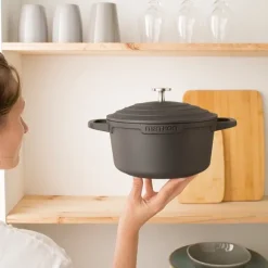 Cocotte légère ronde en fonte d'aluminium 20 cm 2,6 L coloris noir Mathon