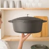 Grande cocotte légère ovale en fonte d'aluminium 32 cm 6,5 L coloris noir Mathon