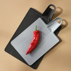 Grande planche à découper pliable 45 cm noire Chop2Pot Joseph Joseph