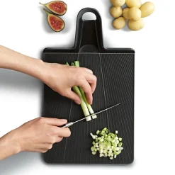 Grande planche à découper pliable 45 cm noire Chop2Pot Joseph Joseph