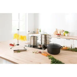 Lot cocotte légère ronde en fonte d'aluminium 24 cm 4,5 L et deux maniques en silicone Mathon