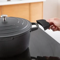 Lot cocotte légère ronde en fonte d'aluminium 20 cm 2,6 L et deux maniques silicone Mathon