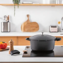 Lot cocotte légère ronde en fonte d'aluminium 28 cm 6,7 L et deux maniques en silicone Mathon
