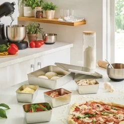 Lot de 5 bacs de préparation culinaire en inox et d’un moule à pizza perforé en acier antiadhérent 29,5 cm Mathon