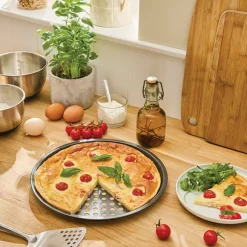 Lot de 5 bacs de préparation culinaire en inox et d’un moule à pizza perforé en acier antiadhérent 29,5 cm Mathon