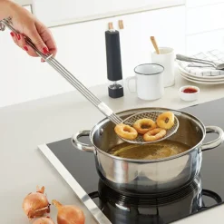 Lot friteuse traditionnelle, coupe-frites et araignée à friture