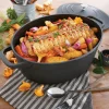 Lot grande cocotte légère ovale en fonte d'aluminium 32 cm 6,5 L et deux maniques silicone Mathon