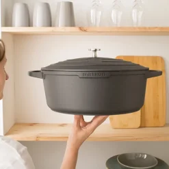 Lot grande cocotte légère ovale en fonte d'aluminium 32 cm 6,5 L et deux maniques silicone Mathon