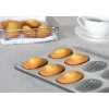 Lot plaque 12 madeleines et plaque 20 madeleinettes en fer blanc Gobel