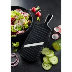 Mandoline réglable avec protège doigts noir Kyocera
