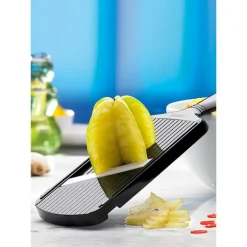 Mandoline réglable avec protège doigts noir Kyocera