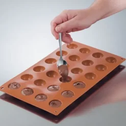 Plaque de 24 mini demi-sphères en silicone Silikomart