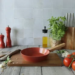 Poêle Ector induction aluminium revêtu manche en bois 20 cm rouge Ogo