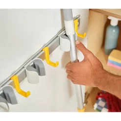 Rail de rangement mural pour accessoires de nettoyage CleanTech Joseph Joseph