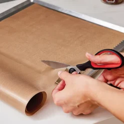 Rouleau de toile de cuisson antiadhérente découpable et réutilisable 2 m x 33 cm Mathon
