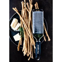 Râpe à fromage à gros grains Gourmet noire Microplane
