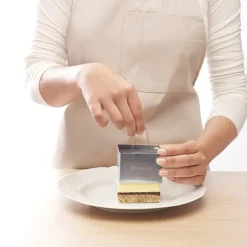 Set de 2 emporte pièces carrés en inox avec poussoir Mathon