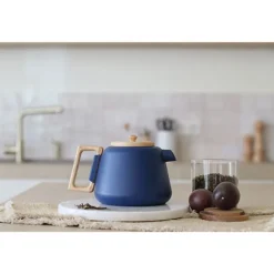 Théière Viggo en fonte et bois d'hévéa 1 L bleu Ogo